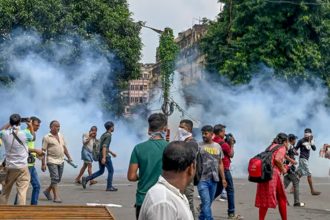 Bangla Bandh Today NEWS LIVE. CM Mamata Banerjee Resignation, 12 Hour Bangla Bandh Nabanna Abhijan Protest and Kolkata R G Kar Medical College Doctor Rape Murder Case Live News Updates. Check Bangla Bandh Timing, Kolkata Traffic Advisory, What's Open & What's Closed Today in West Bengal. Why is Bangla Bandh on 28 August 2024? | India News