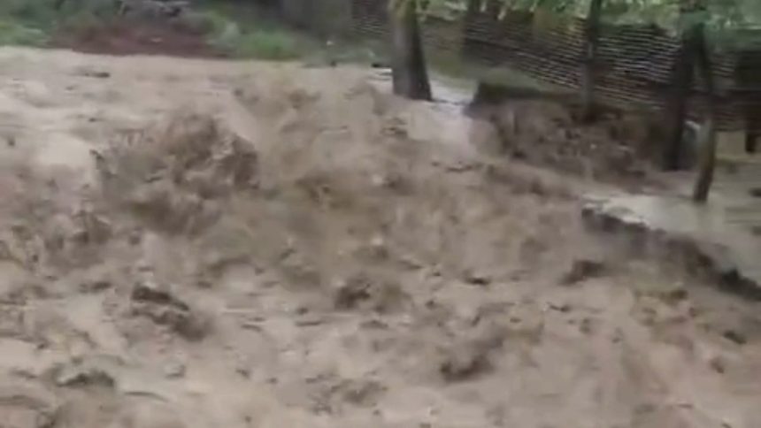 Man killed after massive cloudburst hits Kulgam in south Kashmir | Video