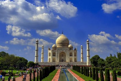 Video Hindu activists offer Gangajal in Taj Mahal claim monument