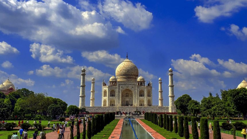 Video Hindu activists offer Gangajal in Taj Mahal claim monument