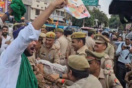 Bizarre contest between cops, protesters over Kangana Ranaut’s effigy burning in Hapur | Video