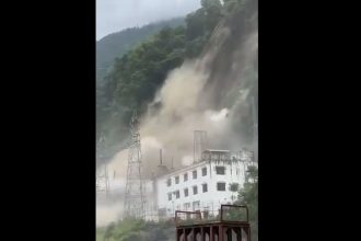 Huge landslide destroys Teesta Dam power station in Sikkim | Video