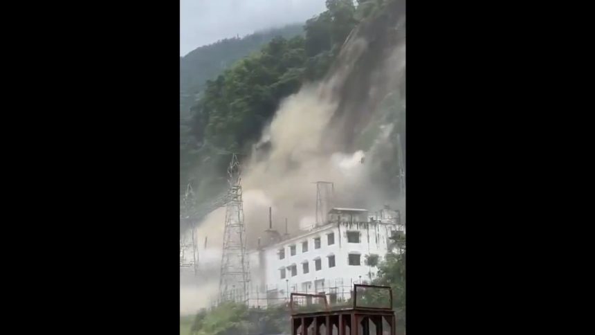 Huge landslide destroys Teesta Dam power station in Sikkim | Video