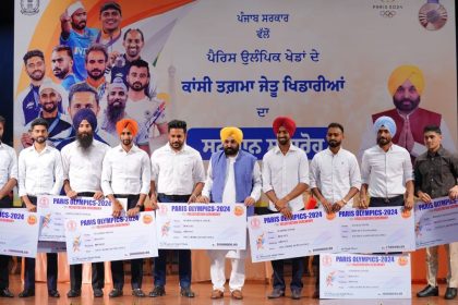 Punjab CM Bhagwant Singh Mann felicitates bronze-winning hockey team with Rs 1 crore each