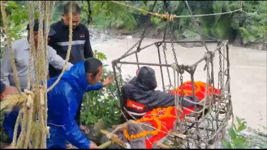 Amid heavy rains, Indo-Pak warrior takes last journey on cable trolley in Uttarakhand