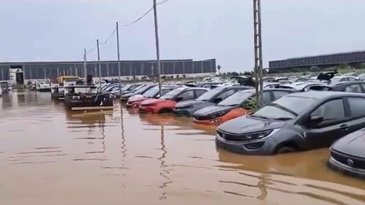 VIDEO: Andhra, Telangana floods: 300 brand new cars, other vehicles submerged in Vijayawada floods