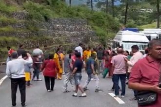 Watch: Gujaratis on Char Dham yatra play Garba amid road blockage in Uttarakhand