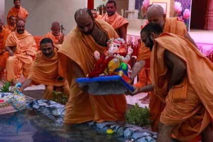 Jaljhulni Ekadashi celebrated with pomp and show at Akshardham Temple