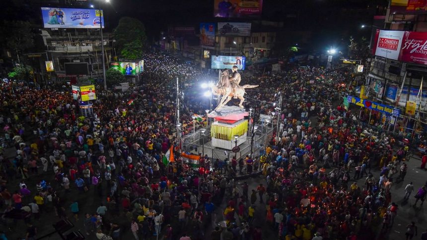 RG Kar case: Thousands join candle march to demand justice for Kolkata rape and murder victim