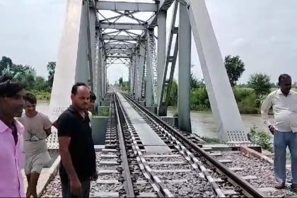 Uttar Pradesh: Young couple, 2-year-old son come under train wheels while making reel