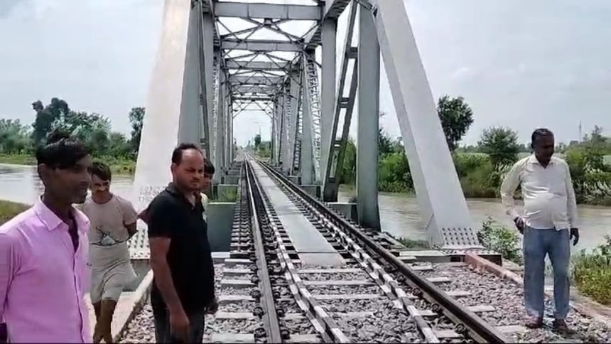 Uttar Pradesh: Young couple, 2-year-old son come under train wheels while making reel